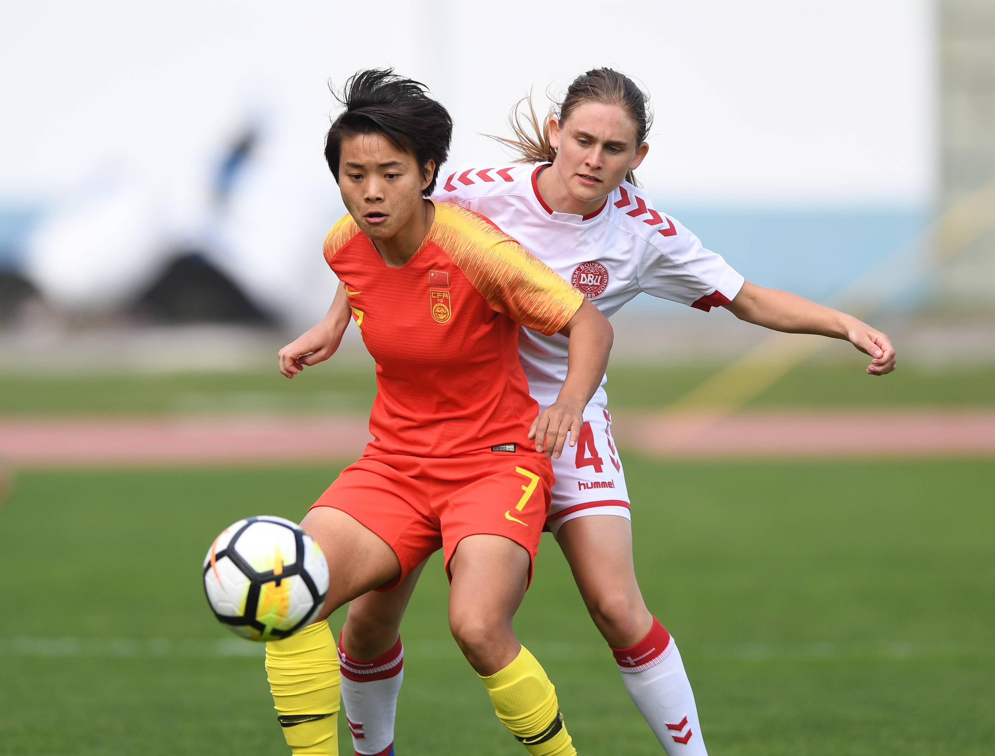 中国女足球员在国际比赛中表现稳定取胜